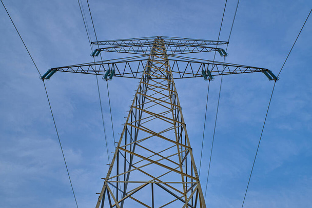 Nízký úhel záběru elektrického pylonu před modrou oblohou. Nízký úhel záběru vysílací věže na modré obloze. - Fotografie, Obrázek