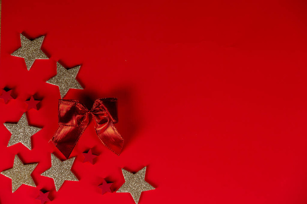 Weihnachtskomposition auf rotem Hintergrund mit Kopierraum für Ihren Text - Foto, Bild