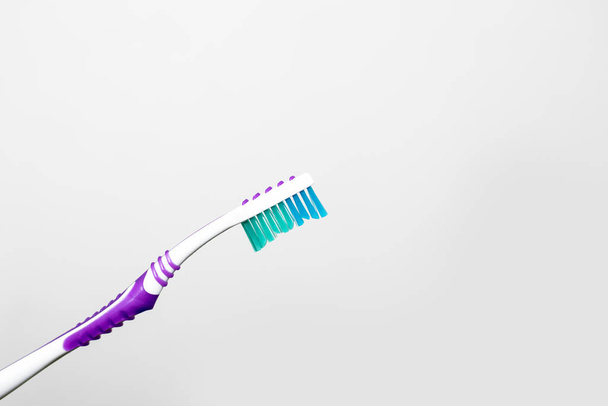 Cepillo de dientes blanco azul aislado sobre fondo blanco, espacio para copiar, concepto dental. Vista frontal, Copiar espacio - Foto, Imagen