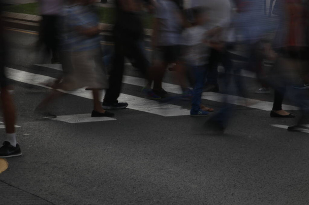 Gente caminando por la calle - Foto, Imagen