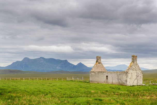 Old farm house in Scottish highlands, with view on Ben Hope, Durness, Scotland. - Foto, Imagem