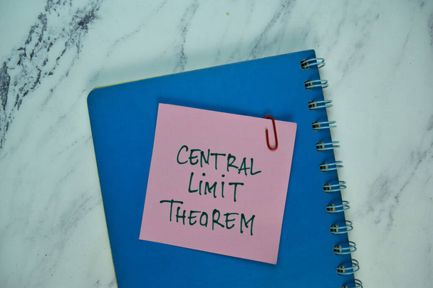 Teorema do limite central escreva na nota pegajosa isolada na mesa de madeira. - Foto, Imagem