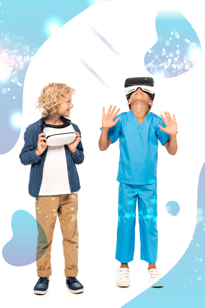 kudrnatý chlapec při pohledu na dítě ve virtuální realitě headset gestikulující blízko ilustrace na bílém  - Fotografie, Obrázek