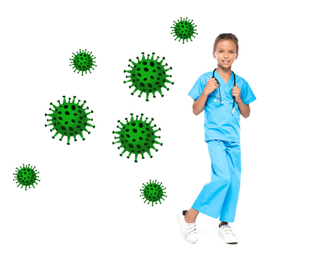 niño disfrazado de médico tocando estetoscopio cerca de la ilustración del virus en blanco  - Foto, Imagen