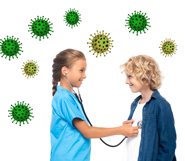 vista lateral de niño en traje de médico examinando chico rubio cerca de virus ilustración en blanco  - Foto, imagen