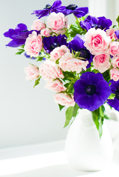 Bouquet of pink roses and blue anemones in white vase - Foto, immagini