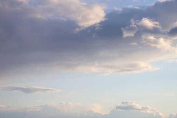 Flauschige Wolken am Frühlingshimmel. Kalter Himmel mit Wolken. - Foto, Bild