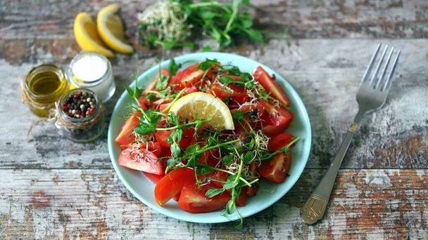 Здоровый веганский салат с помидорами и микрозеленью. Пища для потери веса. Веганская диета. - Фото, изображение