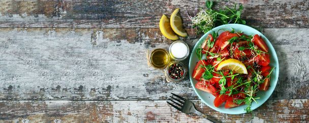 Terveellistä salaattia lautasella. Salaatti tomaatit ja mikro-vihreät. Fitness-dieetti. Karanteeniruokaa. Ruoanlaitto kotona. - Valokuva, kuva