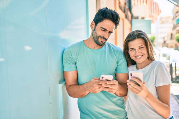 Młoda para chłopak i dziewczyna razem za pomocą smartfona - Zdjęcie, obraz