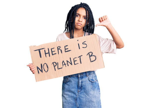 Aranyos afro-amerikai lány gazdaság nincs bolygó b banner dühös arc, negatív jel mutatja, nem tetszik hüvelykujjal lefelé, elutasítás koncepció  - Fotó, kép