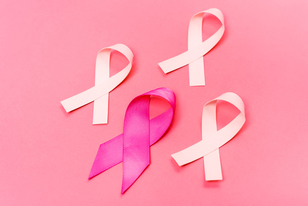 Υψηλής γωνίας προβολή κορδέλες ευαισθητοποίησης του καρκίνου του μαστού σε ροζ φόντο - Φωτογραφία, εικόνα