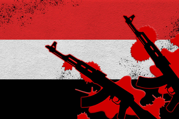Bandiera dello Yemen e due fucili AK-47 neri a sangue rosso. Concetto di attacco terroristico o operazioni militari con esito letale. Uso pericoloso di armi - Foto, immagini