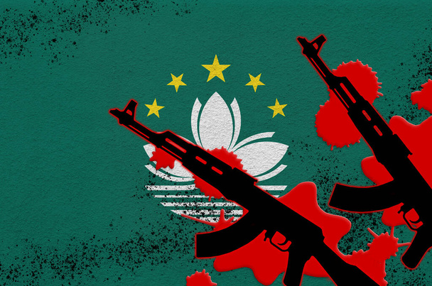Macau Flagge und zwei schwarze AK-47 Gewehre in rotem Blut. Konzept für Terroranschläge oder Militäroperationen mit tödlichem Ausgang. Gefährlicher Waffengebrauch - Foto, Bild
