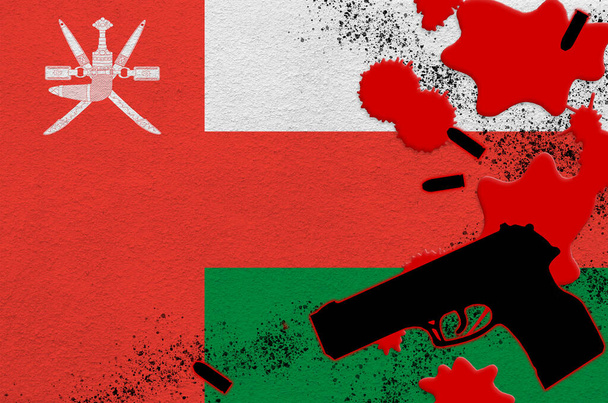 Bandeira Omã e arma de fogo preta a sangue vermelho. Conceito para ataque terrorista ou operações militares com resultado letal. Uso perigoso de pistolas - Foto, Imagem