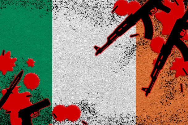 Bandera de Irlanda y armas de fuego en sangre roja. Concepto de ataque terrorista y operaciones militares. Tráfico de armas - Foto, imagen