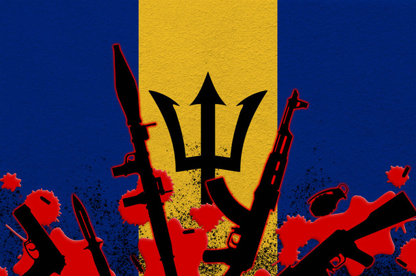 Флаг Барбадоса и различные виды оружия в красной крови. Концепция террористической атаки или военных операций со смертельным исходом. Торговля оружием - Фото, изображение