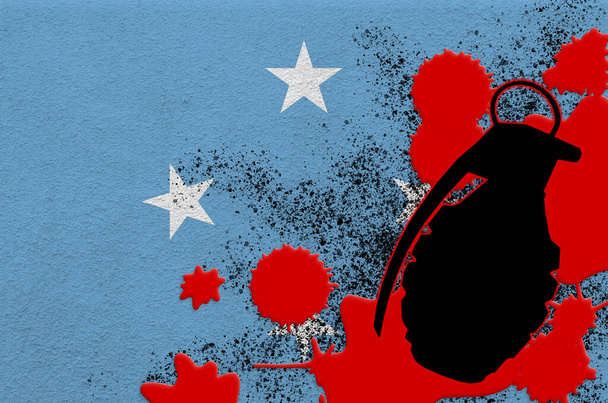 Mikronéziai zászló és MK2 gránát vörös vérben. Terrortámadás vagy halálos kimenetelű katonai műveletek koncepciója. Veszélyes lövedékfegyverhasználat - Fotó, kép