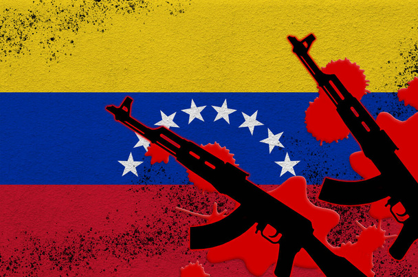 Bandeira da Venezuela e dois fuzis AK-47 pretos a sangue vermelho. Conceito para ataque terrorista ou operações militares com resultado letal. Uso de armas perigosas - Foto, Imagem