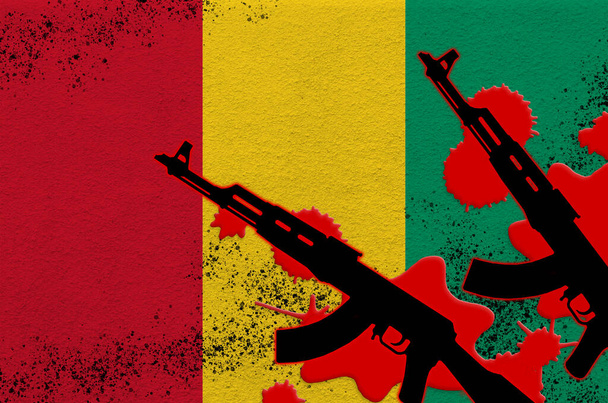 Bandeira da Guiné e dois fuzis AK-47 pretos a sangue vermelho. Conceito para ataque terrorista ou operações militares com resultado letal. Uso de armas perigosas - Foto, Imagem