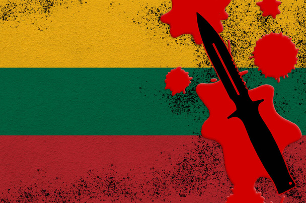 Bandiera Lituania e coltello tattico nero nel sangue rosso. Concetto di attacco terroristico o operazioni militari con esito letale. Uso pericoloso di armi da mischia - Foto, immagini