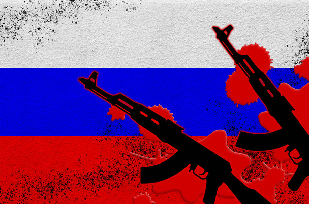 Bandeira da Rússia e dois fuzis AK-47 pretos a sangue vermelho. Conceito para ataque terrorista ou operações militares com resultado letal. Uso de armas perigosas - Foto, Imagem