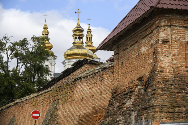 Vinnytsia falak, egy komplex védekező és szerzetesi épületek a 17. században Vinnytsia, Ukrajna. 2020. szeptember. Ortodox Szent Átalakulás Székesegyház a háttérben. Kiváló minőségű fénykép - Fotó, kép