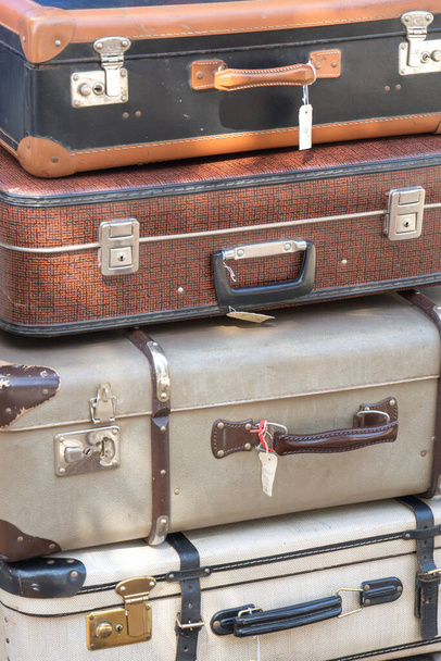 Пачка старых чемоданов - Фото, изображение