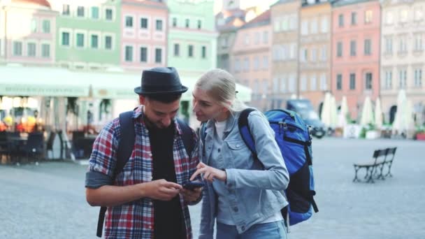 Coppia di turisti utilizzando smartphone e ammirando bellissimi dintorni - Filmati, video