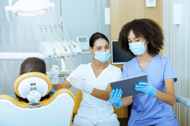 Modern technológia és röntgen a fogorvosi rendelőben - Fotó, kép