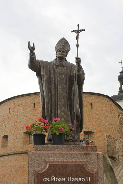  Statue von john paul ii in der Nähe des Klosters der nackten Karmeliten in Berdichev - Foto, Bild