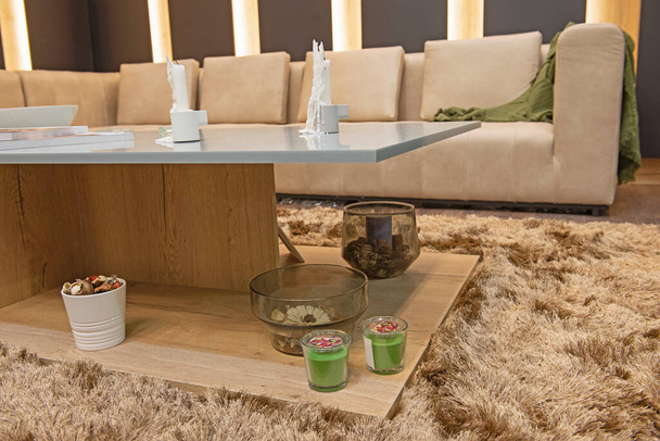 Sala de estar sala de estar no apartamento de luxo mostrar casa mostrando decoração de design de interiores mobiliário com mesa de café de madeira no tapete - Foto, Imagem
