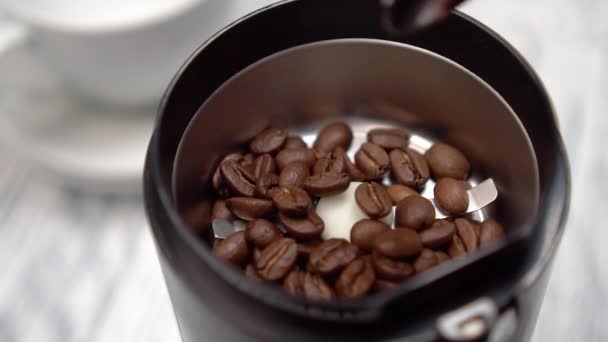 Enche o moedor com grãos de café torrados com uma colher. Fecha. Movimento lento. Foco seletivo. Macro - Filmagem, Vídeo