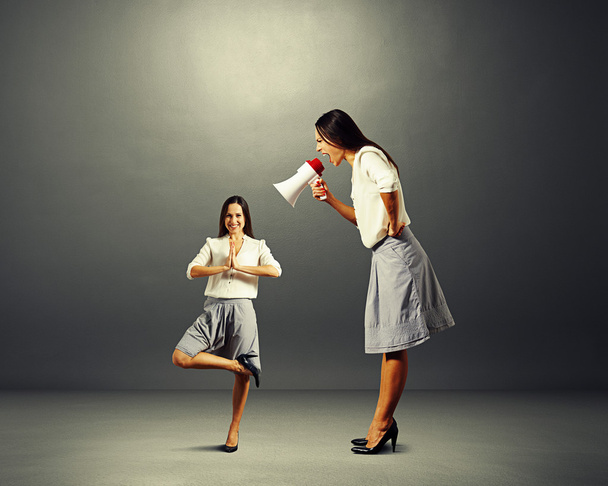 Geschäftsfrau schreit kleine Yoga-Frau an - Foto, Bild