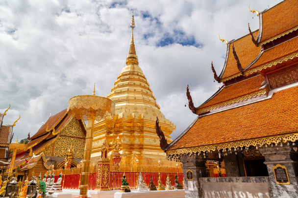 Wat Phra That Doi Suthep is een toeristische attractie van Chiang Mai, provincie Chiag Mai, Thailand - Foto, afbeelding