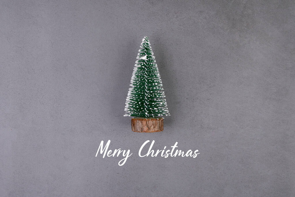 セメントの床の背景に松の木とクリスマス休暇の組成の装飾、新年やクリスマスや季節のプレゼントと記念日、トップビューやフラットレイアウト、コピースペース. - 写真・画像