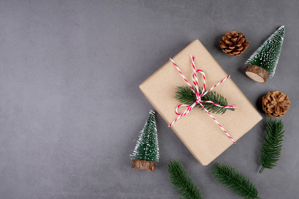 ギフトボックスの装飾、新年やクリスマスや季節のセメントの床の背景にプレゼントと記念日でクリスマス休暇の組成、トップビューやフラットレイアウト、コピースペース. - 写真・画像