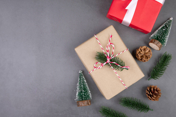 Weihnachten Komposition mit roter Geschenkbox Dekoration auf Zementboden Hintergrund, Neujahr und Weihnachten oder Jubiläum mit Geschenken auf Beton in der Saison, Draufsicht oder flache Lage, Kopierraum. - Foto, Bild