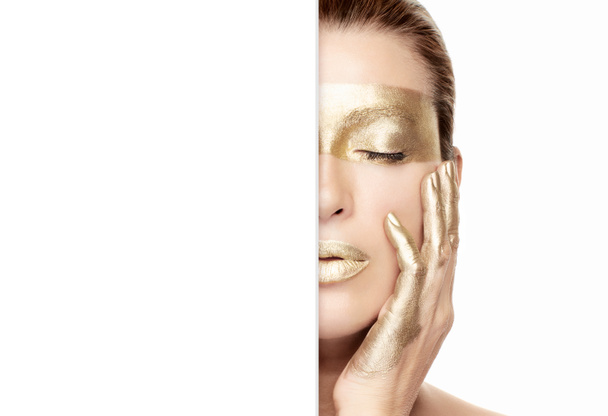Koncepcja pielęgnacji skóry oparta na złocie. Piękna modelka ze złotym leczeniem na bezbłędnej skórze. Kosmetologia, zabiegi kosmetyczne, spa i pielęgnacja skóry. Zamknij się piękno portret odizolowany na białym - Zdjęcie, obraz