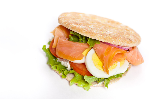 Сэндвич с копчёным лососем
 - Фото, изображение