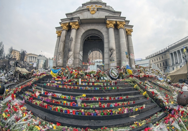 Flores e velas em memória de heróis de Euromaidan
 - Foto, Imagem