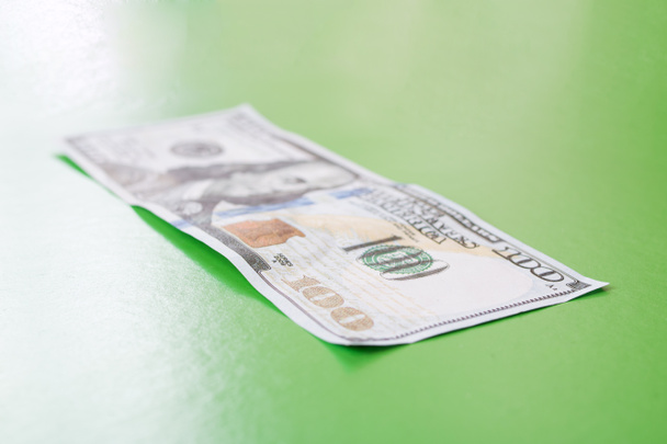 Billete de un dólar sobre fondo verde de cerca - Foto, Imagen