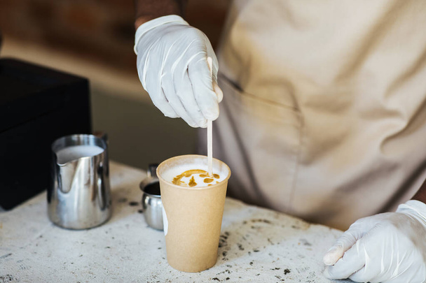 Disegno sul cappuccino nella caffetteria moderna - Foto, immagini