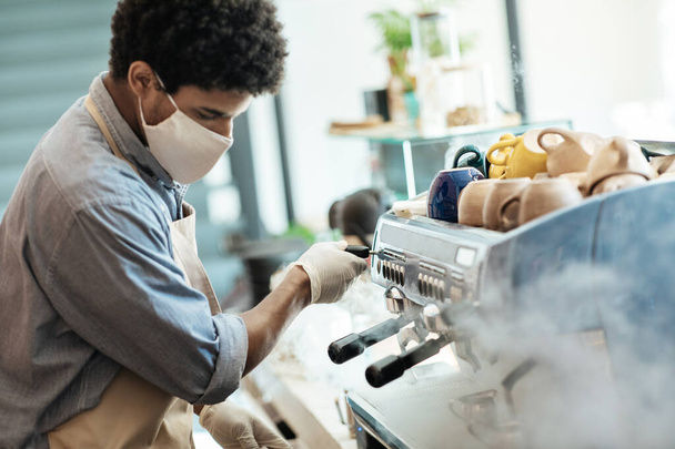 Nueva normalidad y trabajo en la cafetería durante la epidemia de coronavirus - Foto, Imagen