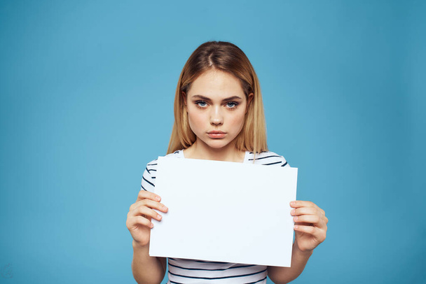 Emocionální žena drží list papíru v ruce životní styl close-up modré pozadí kopírovat prostor - Fotografie, Obrázek