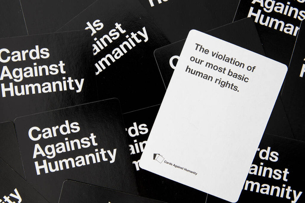 Karty gry dla dorosłych przeciwko ludzkości rozrzucone białe i czarne karty odnoszące się do praw człowieka - Zdjęcie, obraz