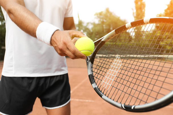 Esportista se preparando para servir bola de tênis na quadra, close-up - Foto, Imagem