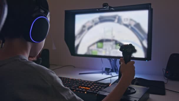 Mladý chlapec hraje letový simulátor ve sluchátkách - Záběry, video