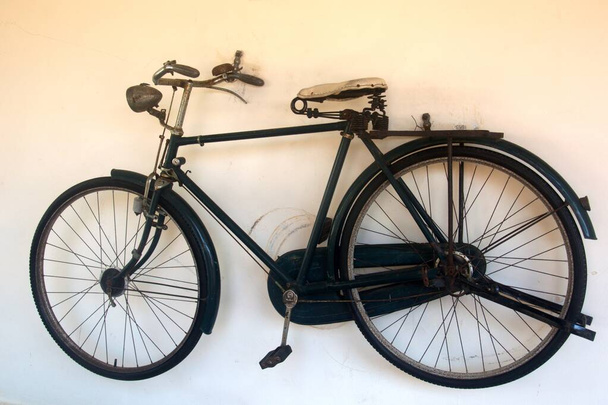 старий модельний велосипед, який раніше був найпершим транспортом для громади по всьому світу
 - Фото, зображення