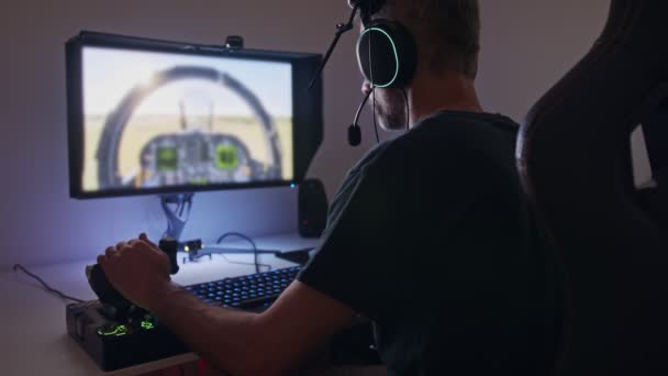 Mann spielt Flugsimulator am Computer und trägt ein Headset - Filmmaterial, Video